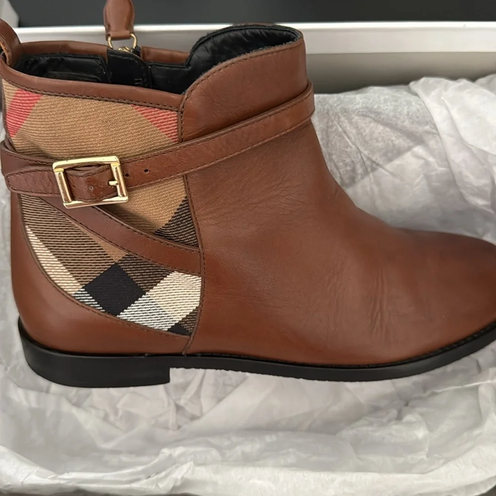 Burberry Children Cream Gift Box - Picture 4 of 6